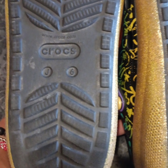 Crocs Rainbow High Gold Glitter Clogs  Youth Size J6 NIB - Picture 5 of 9